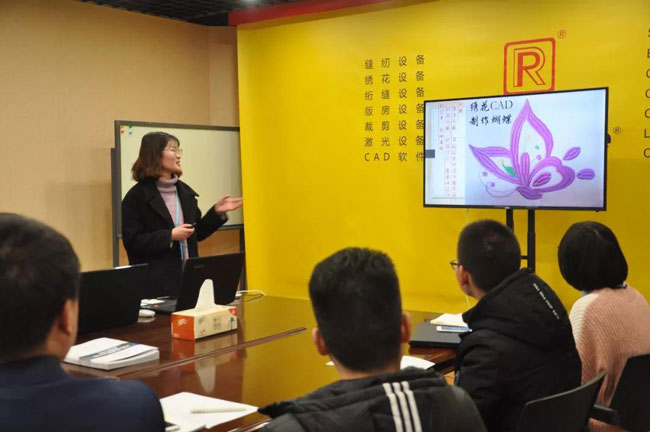 學生依次現(xiàn)場匯報在富怡實習總結