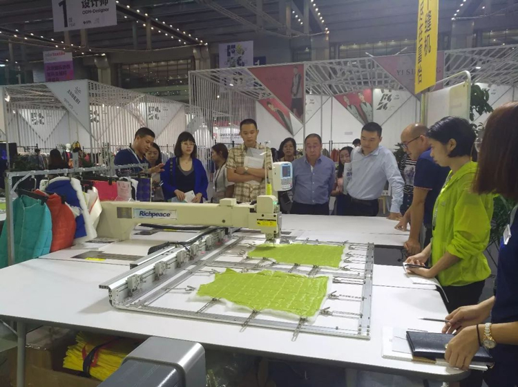 富怡展機圍滿了參展商