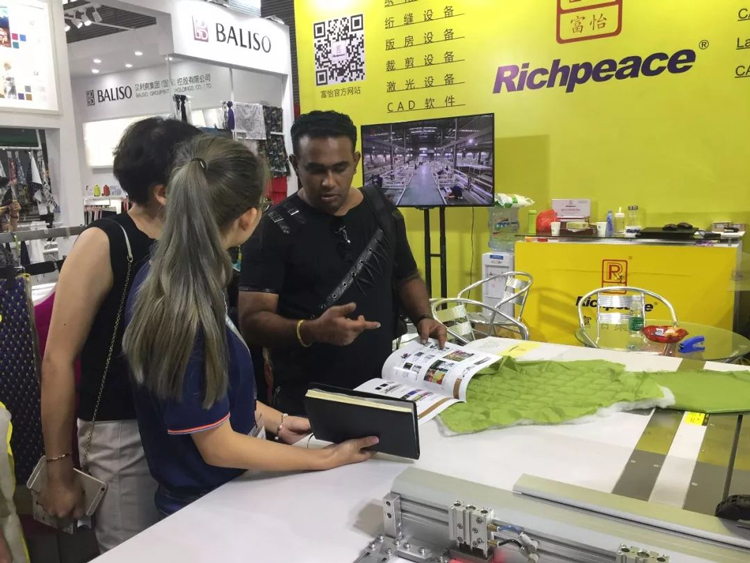 富怡集團工作人員細心解答客戶問題