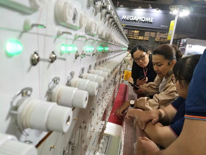 全自動單針任意轉(zhuǎn)展機(jī)前客戶