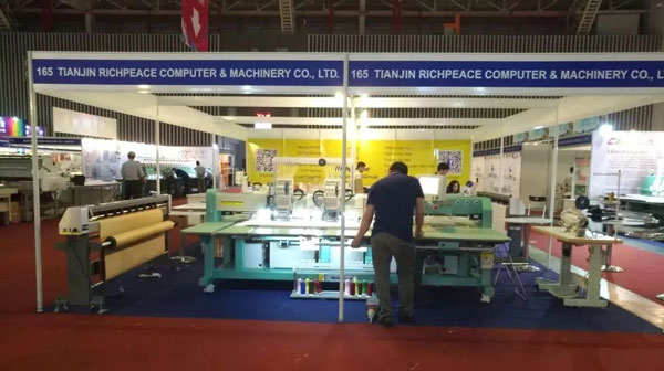 工作人員調(diào)試展機