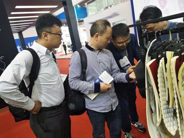 參觀單頭厚料縫紉機皮革樣品